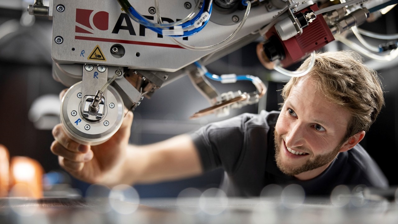 Water-cooled consolidation roller of the tape placement head