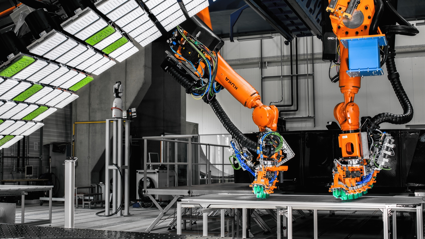 Cooperating robots for the production of CFRP components.