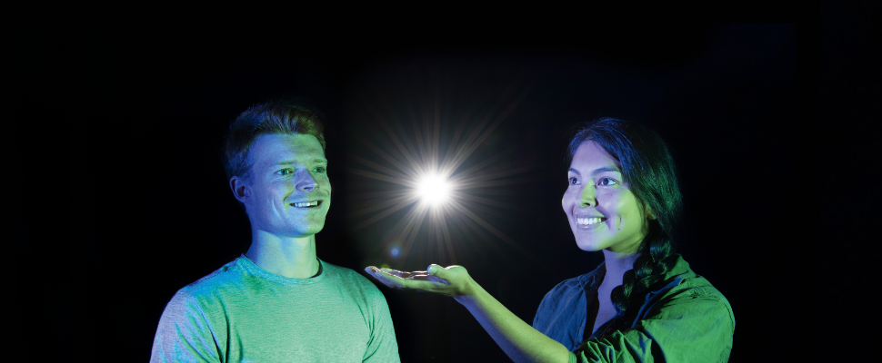 Join our fascination, Create the world of tomorrow. Two DLR employees, Cedric and Gabriela are looking into a beam of light.