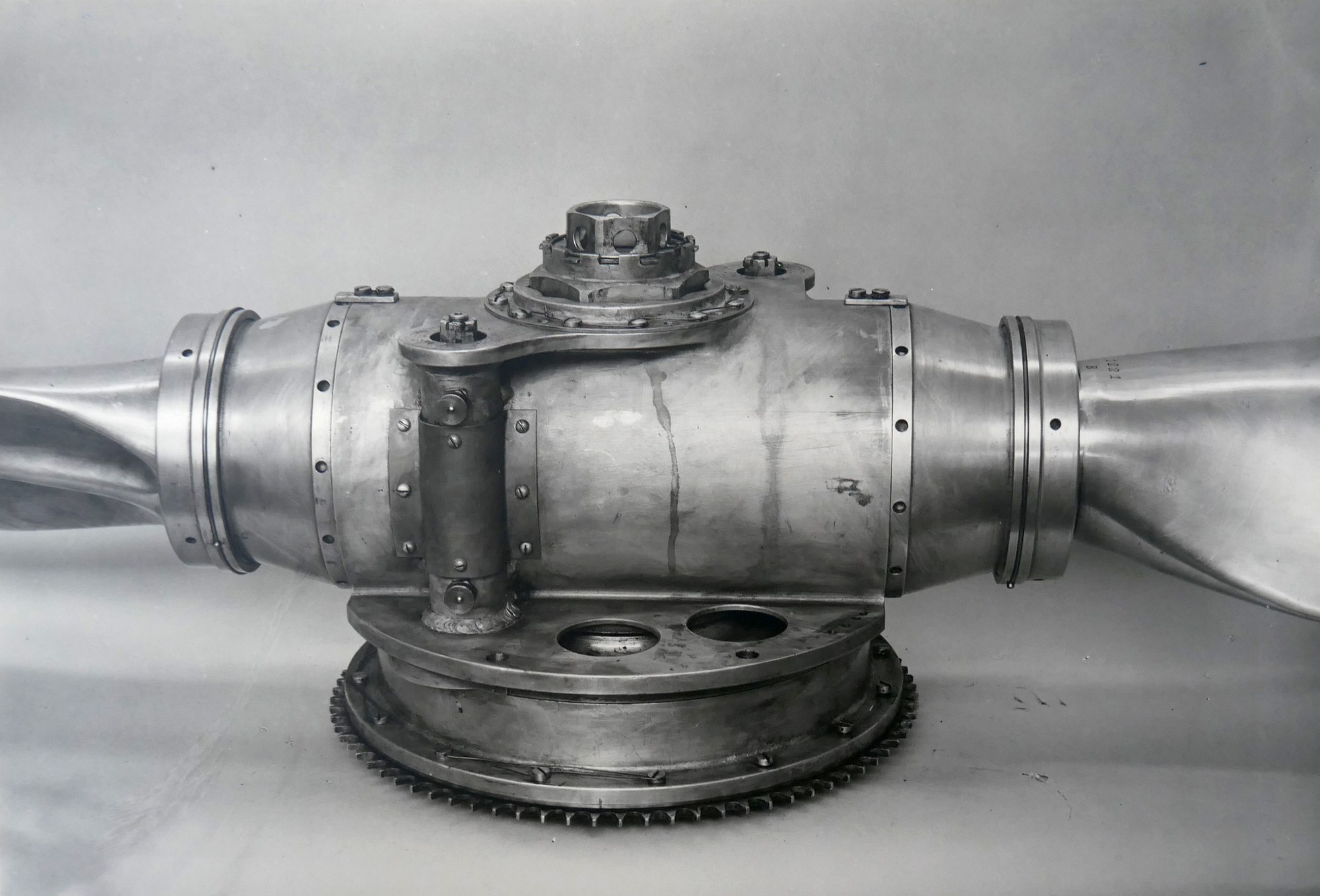 Measurement hub for determining forces acting on propellers
