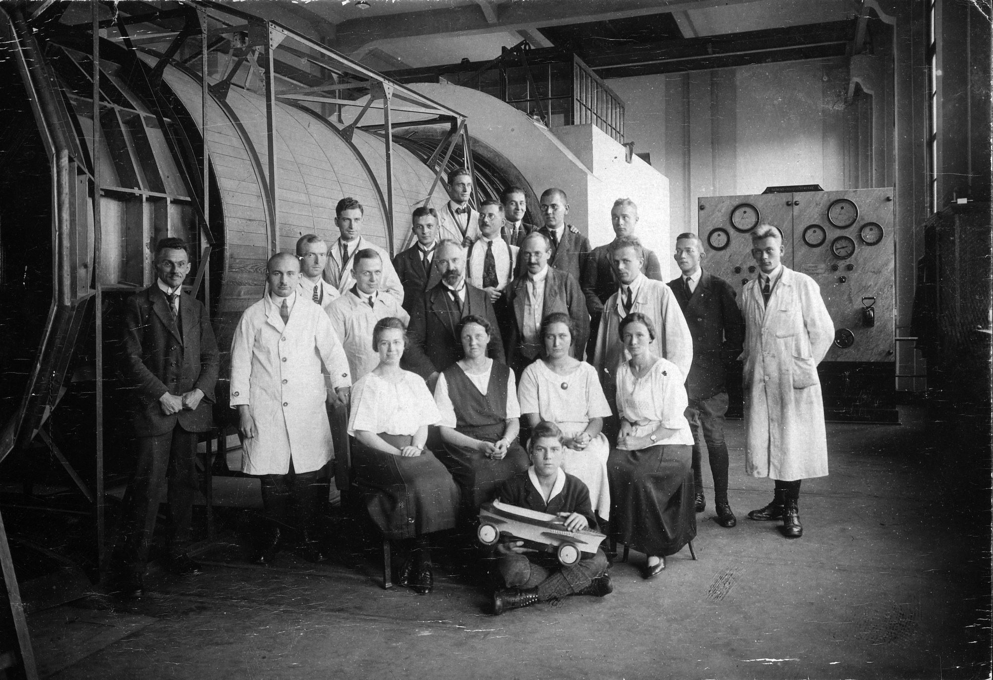 Staff members in front of Wind Tunnel I in 1920