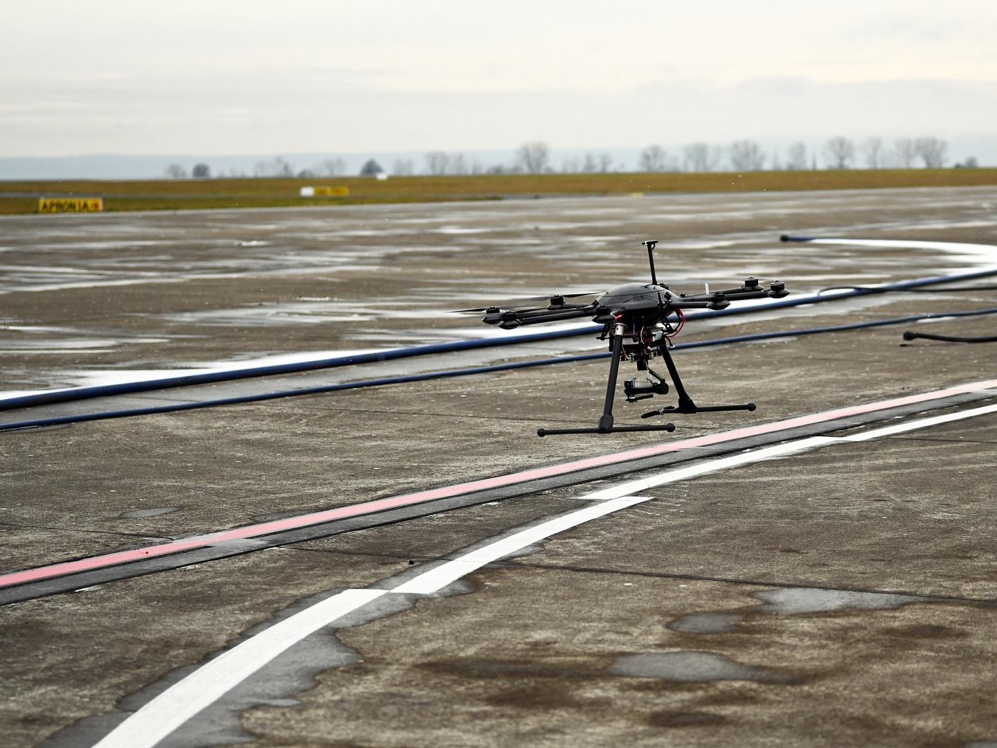 Spe­cial­ly equipped Dex­Hawk re­search drone dur­ing take-off