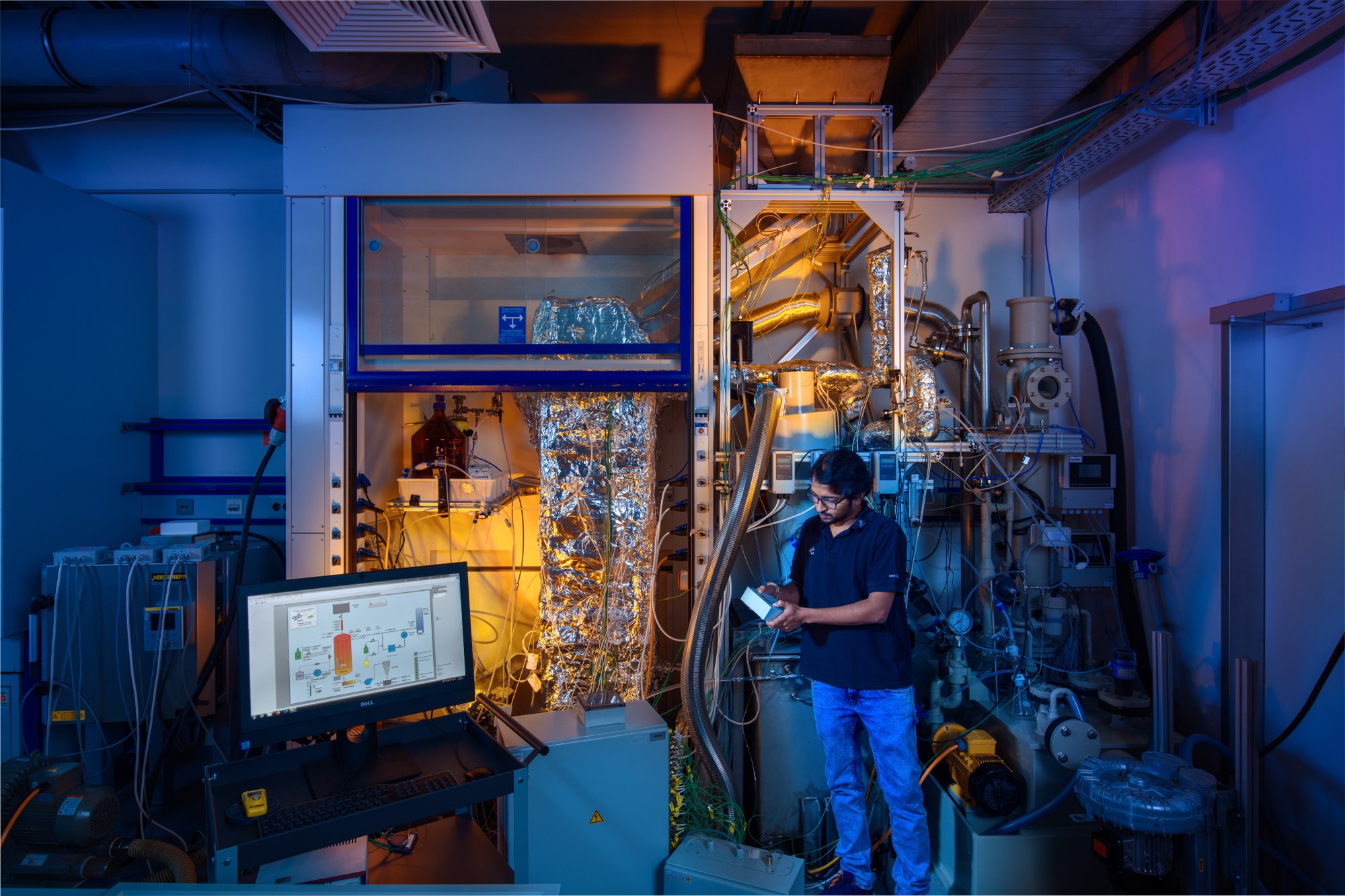 A DLR researcher works on the particle reactor of the PEGASUS project.
