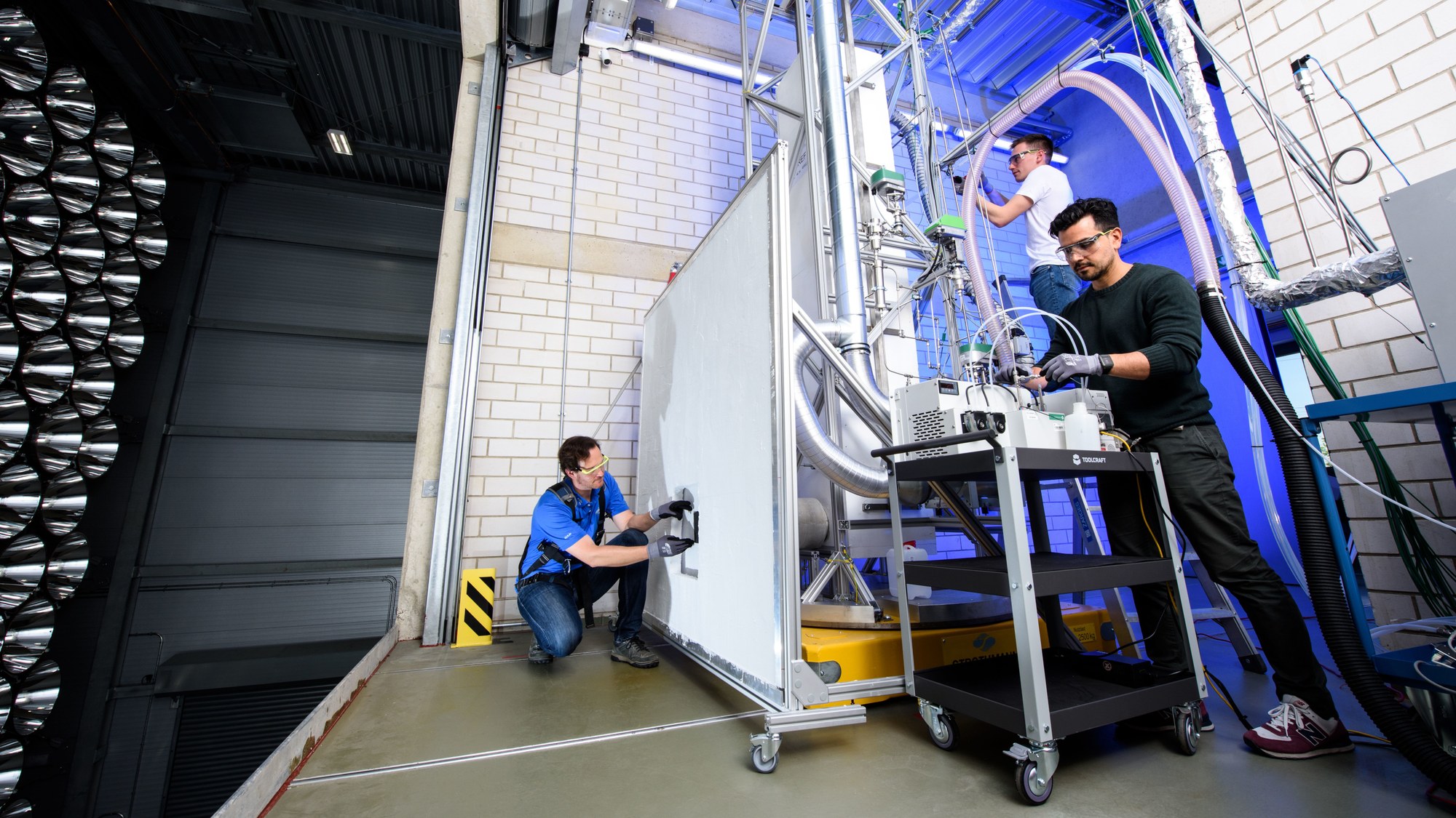 Employees of the Institute of Future Fuels set up an irradiation test in the Synlight facility.