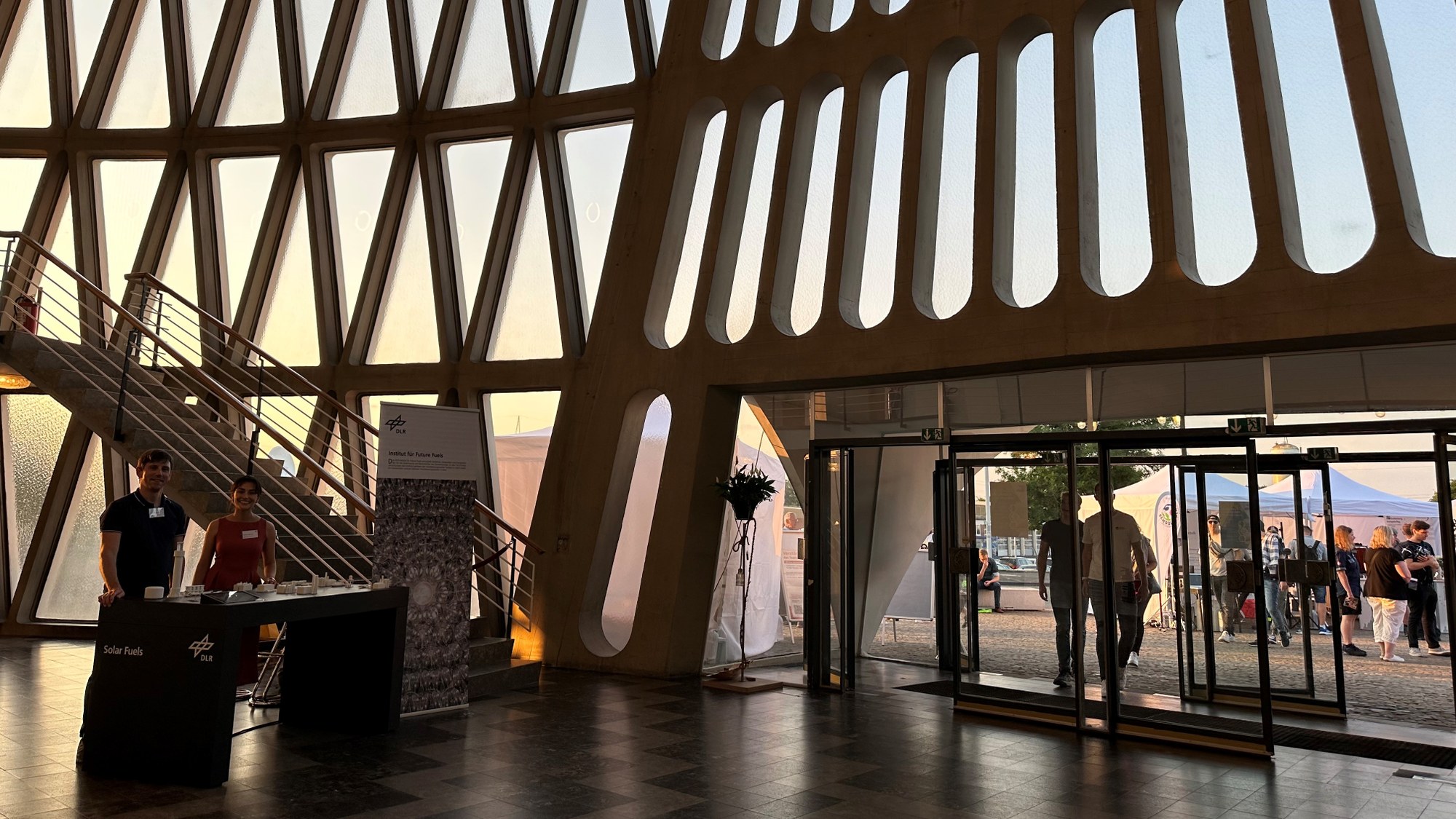The light-flooded foyer of the Feierabendhaus Knapsack with the DLR stand