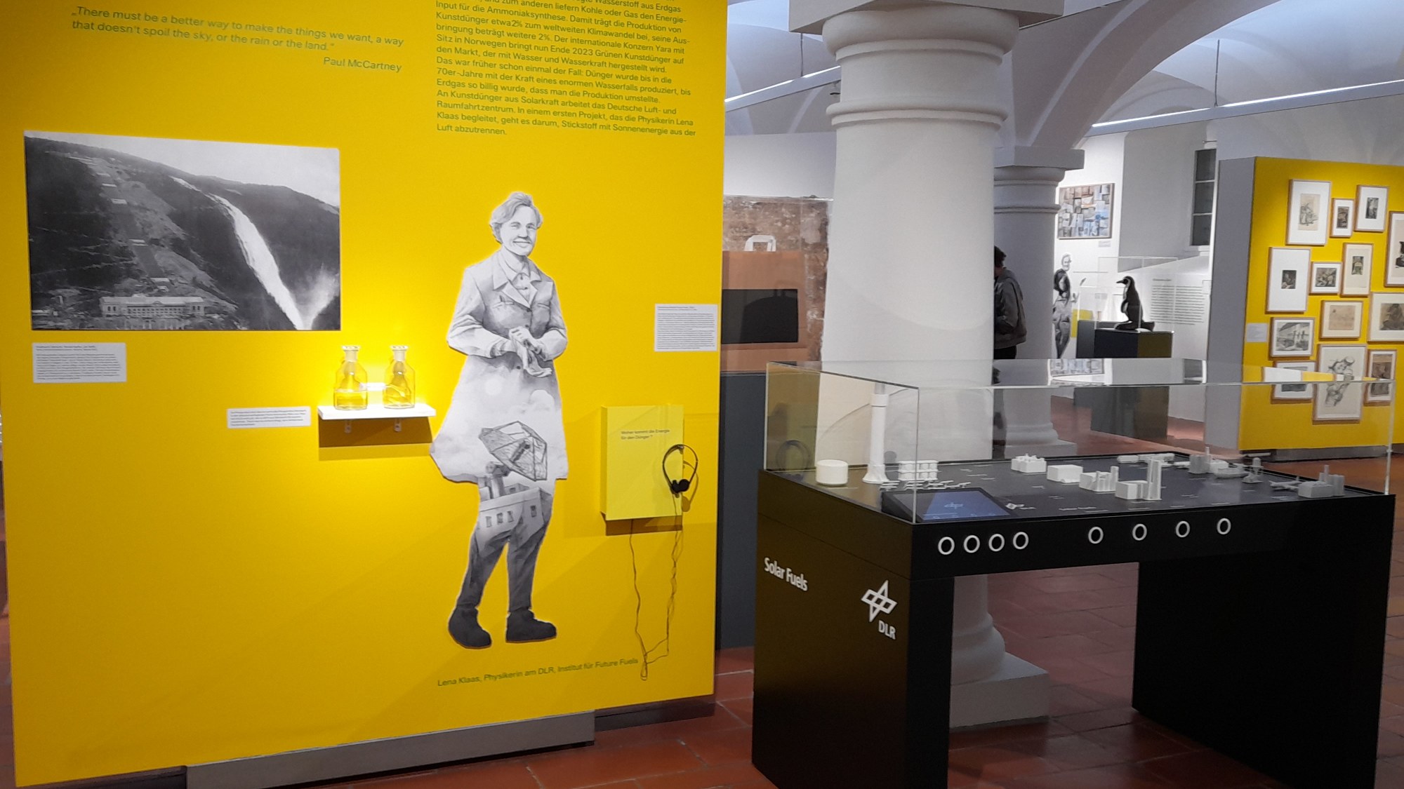 The DLR exhibit "Solar Fuels" (right) can be experienced interactively and is presented by researcher Lena Klass (illustration left) via an audio guide.