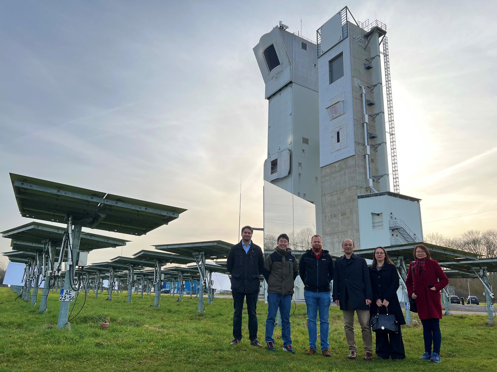 DLR and AIST researchers from Japan in front of the solar towers in Jülich
