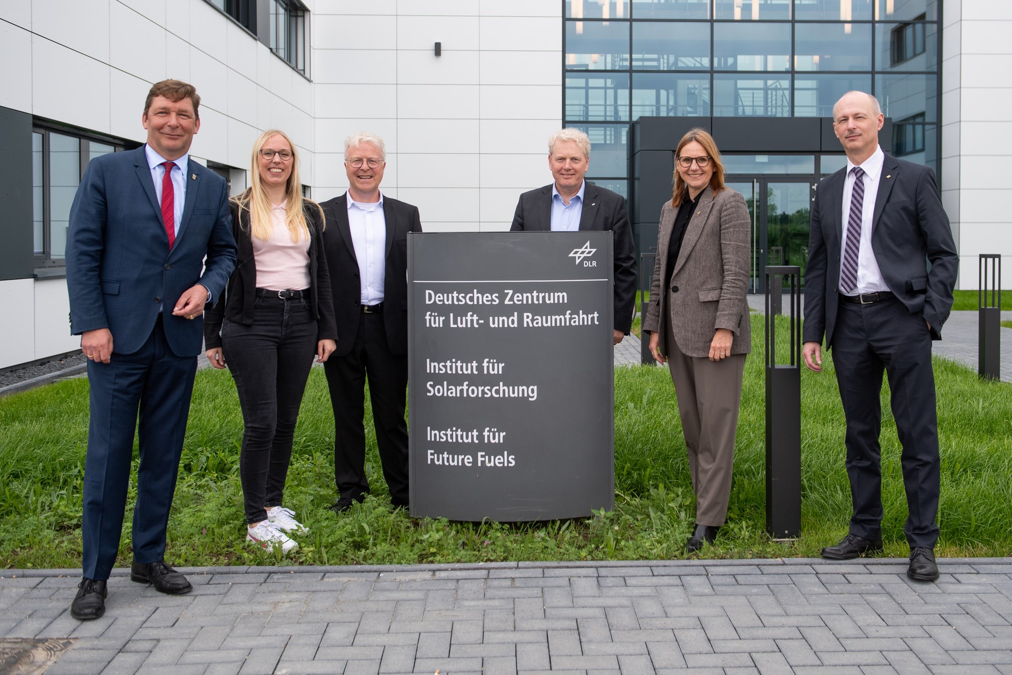 The guests of honour at the inauguration ceremony for the new office building in Jülich