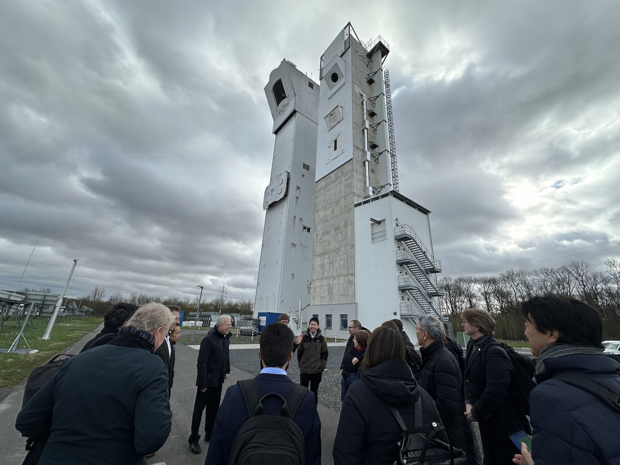The Japanese business delegation at the foot of the solar towers in Jülich.