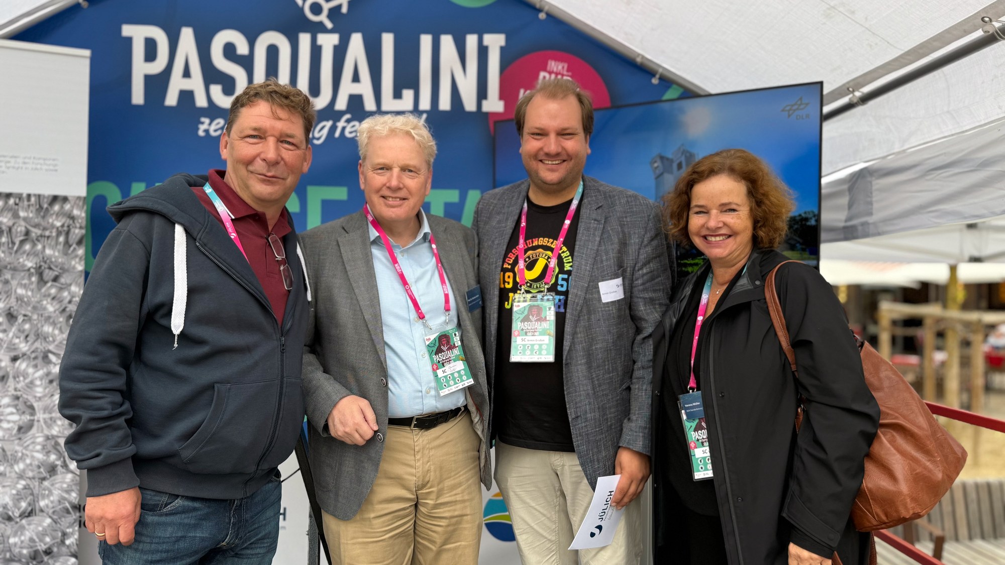 A group photo with Mayor Axel Fuchs at the PASQUALINI time jump festival Jülich