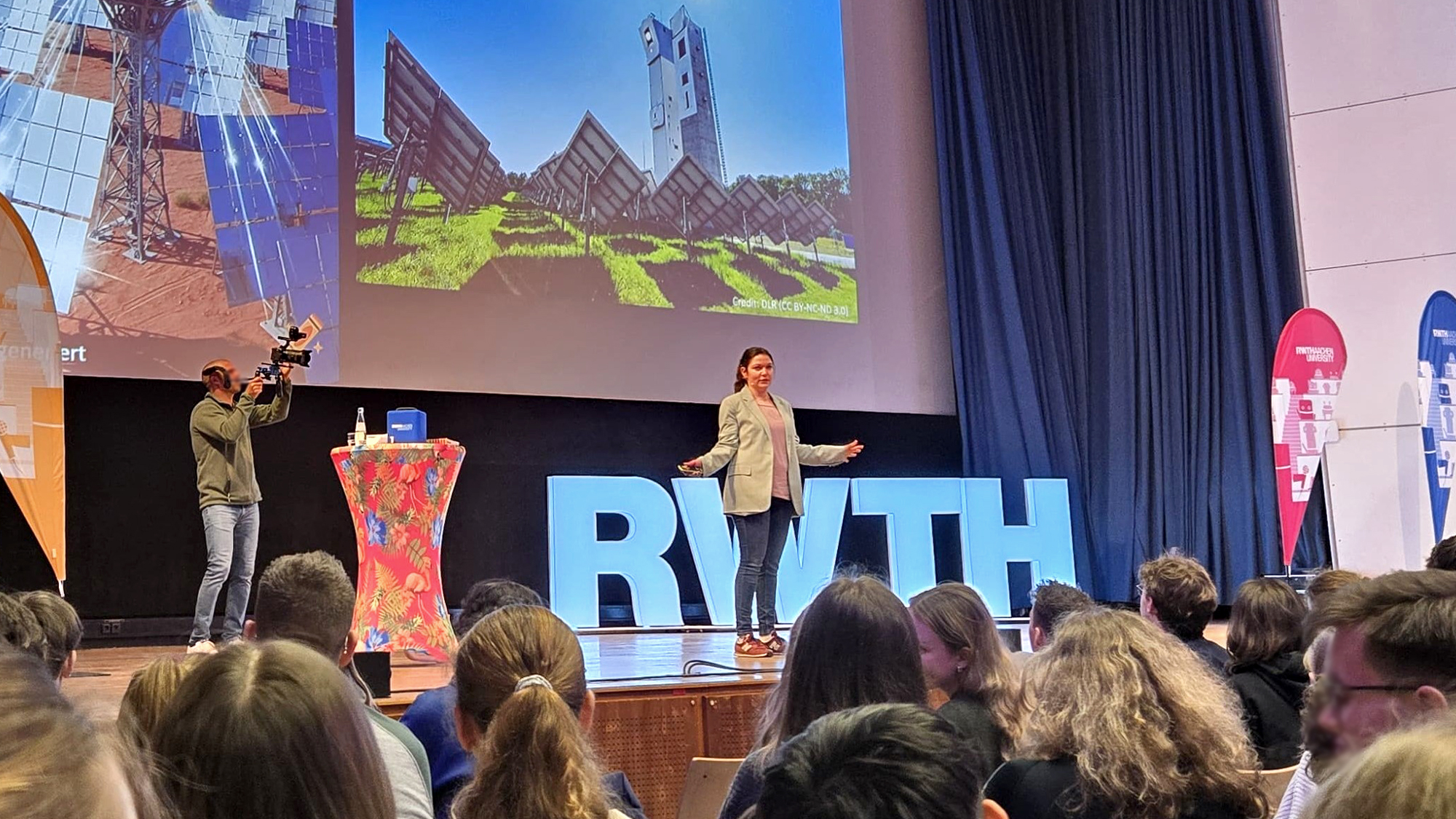 DLR ambassador Anika Weber on stage at the MINT Science Slam 2026 at RWTH Aachen University