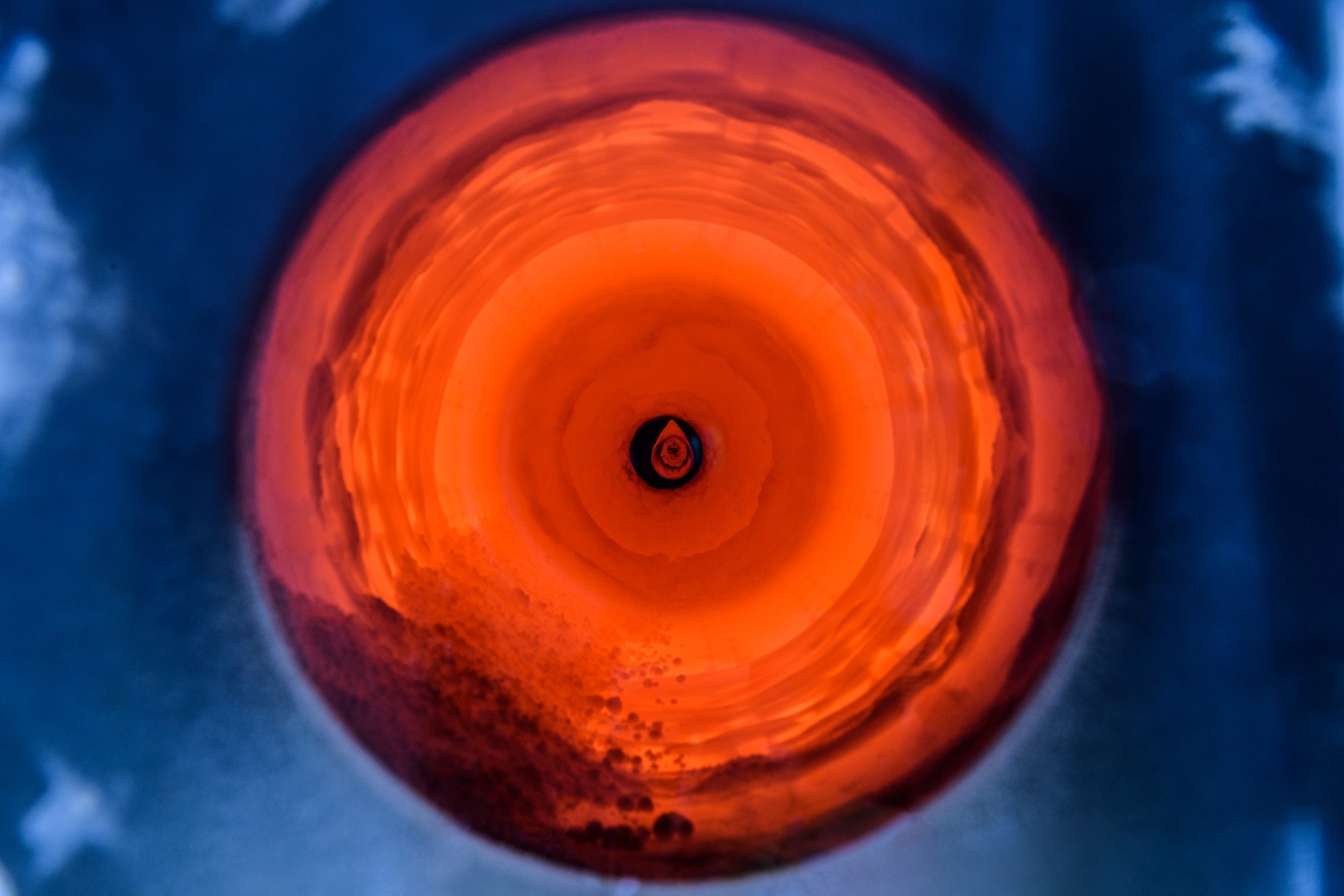 A look into the rotary drum furnace reveals a strong afterglow after irradiation.