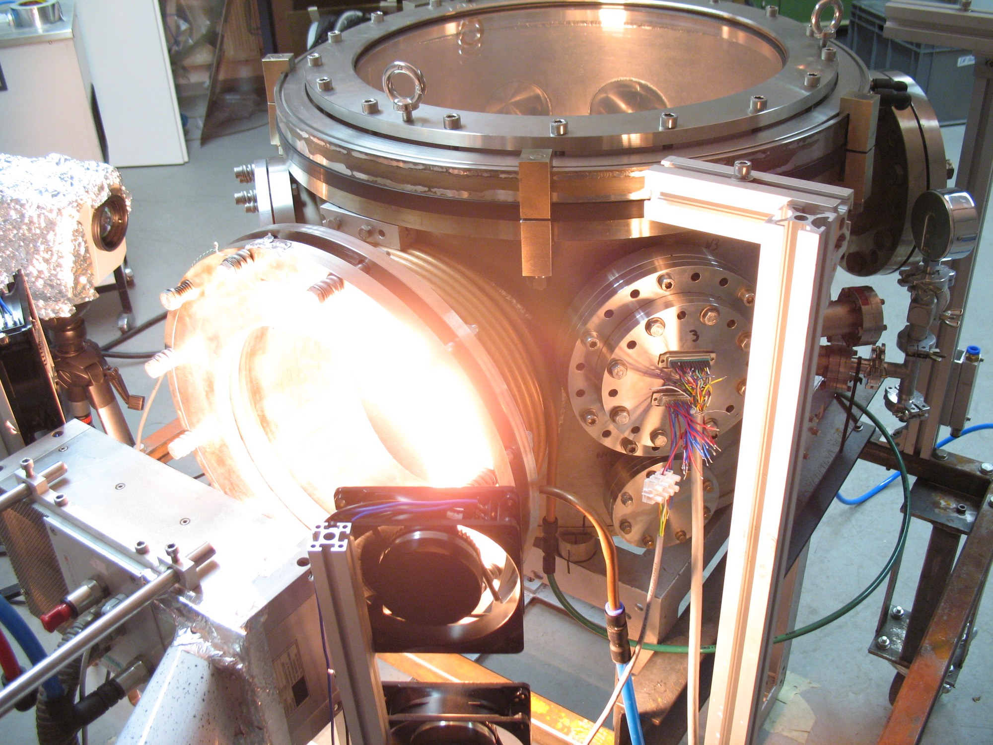 A vacuum chamber is heated with concentrated sunlight.