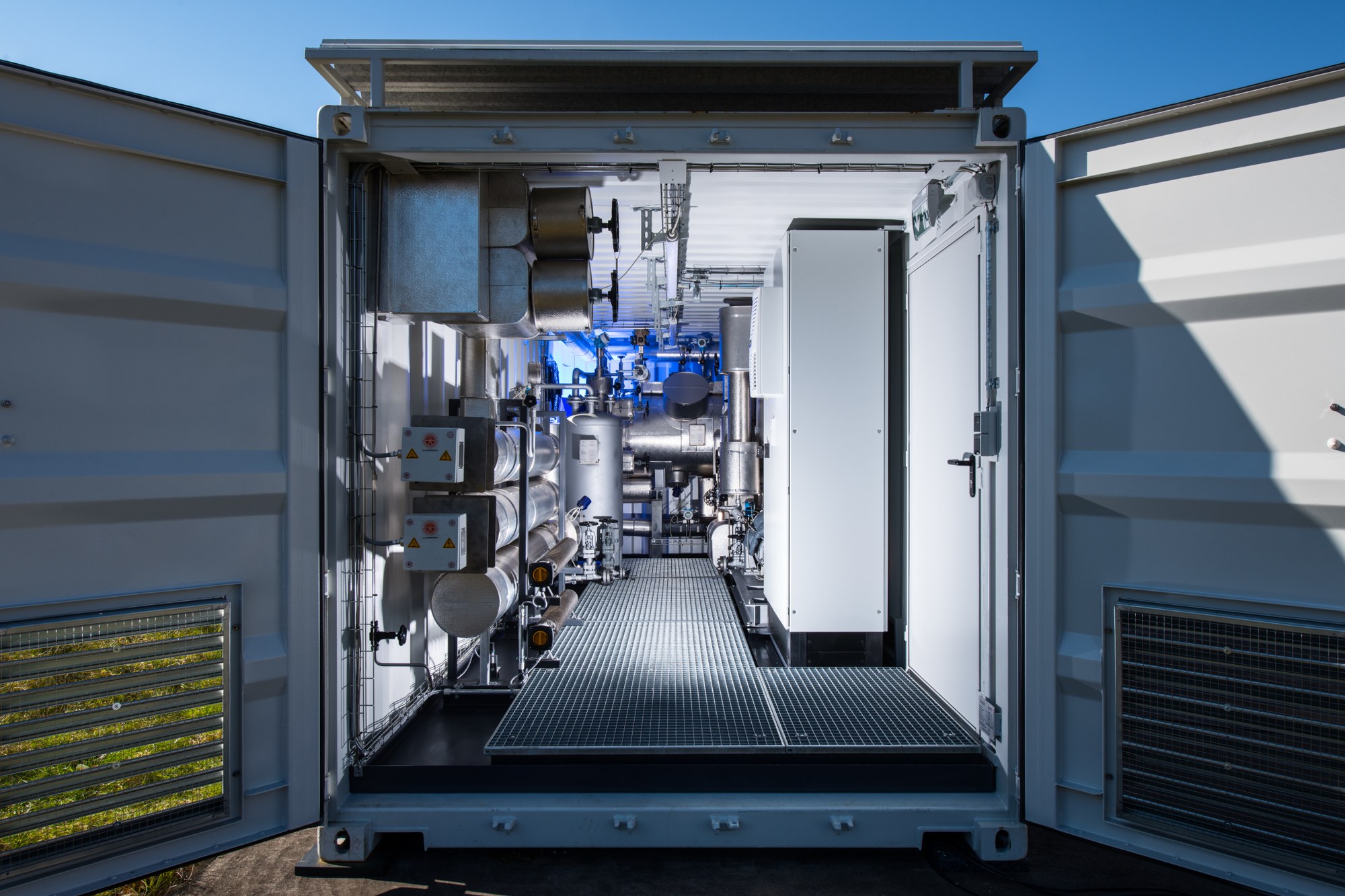 View into the open mobile pump and heat transfer fluid test stand (MOPUW) at the Cologne-Porz site