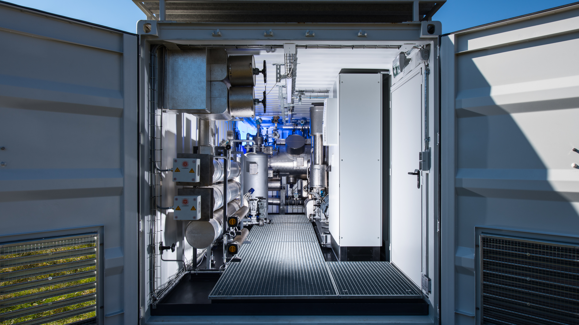 View into the open mobile heat transfer fluid and pump test stand (MOPUW) at the Cologne-Porz site