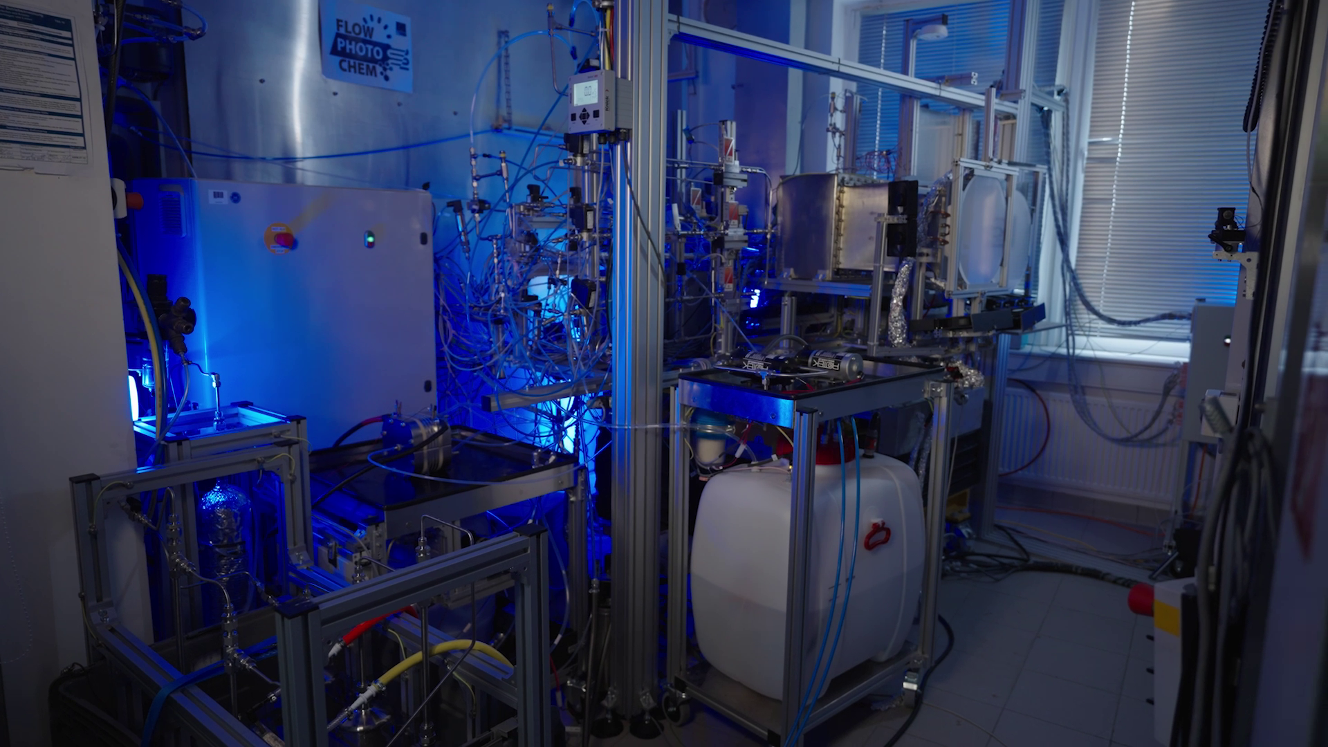 The final FlowPhotoChem experimental setup in DLR's High-Flux Solar Simulator in Cologne-Porz