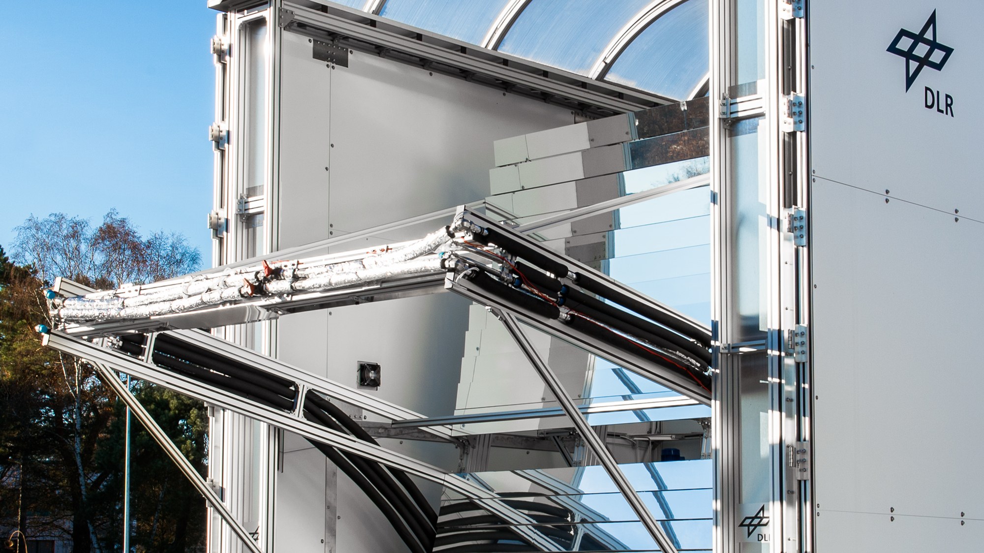 Side view of the SoCRatus test stand at the DLR site in Cologne-Porz