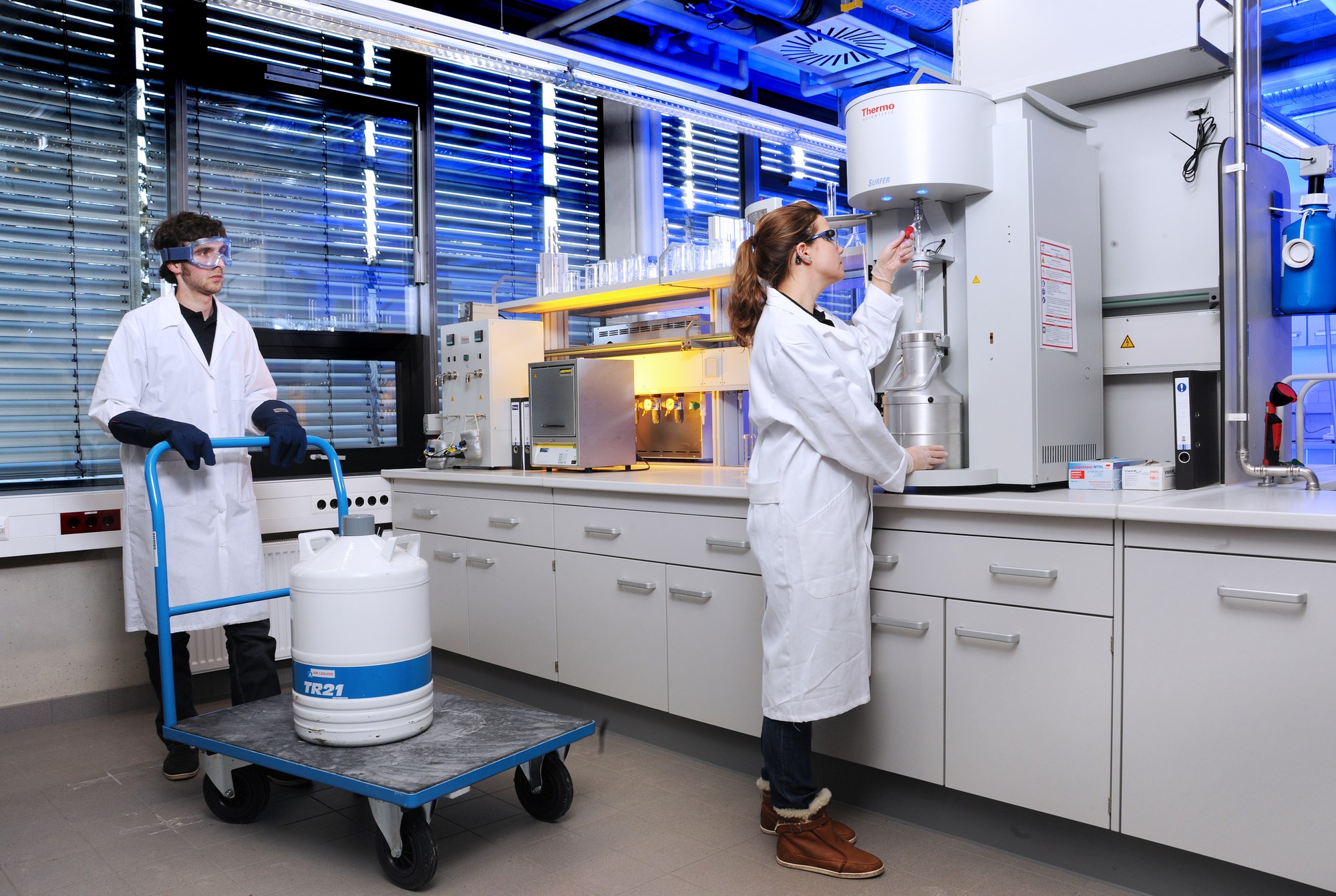 Two DLR researchers at work in one of the CeraStorE laboratories.