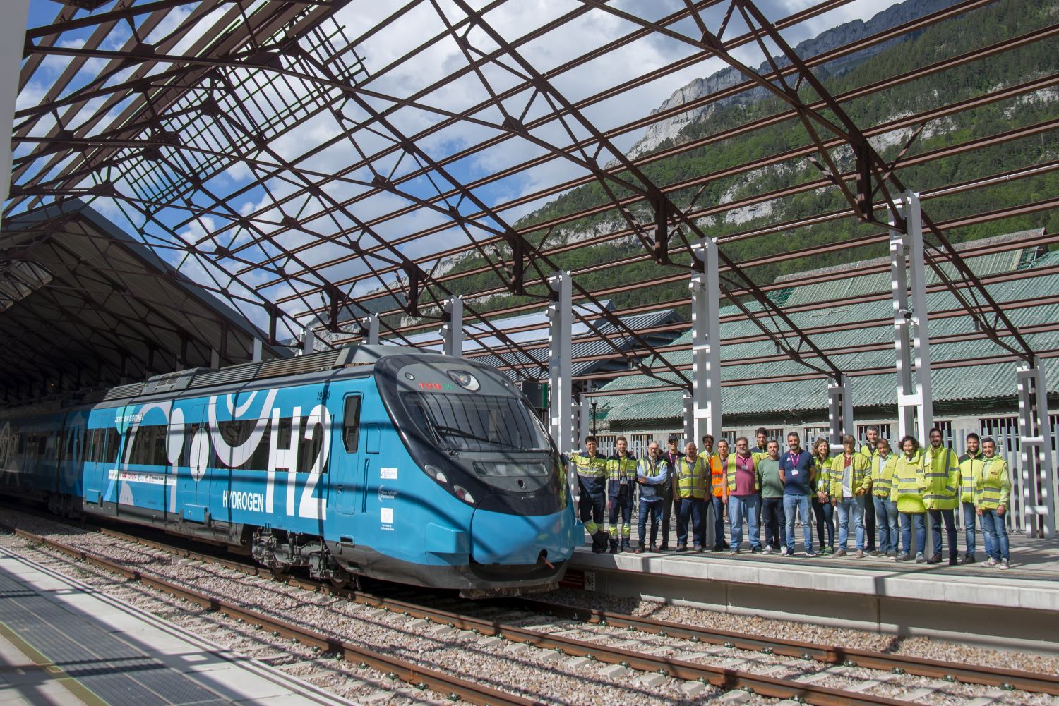 FCH2Rail - Train at the station