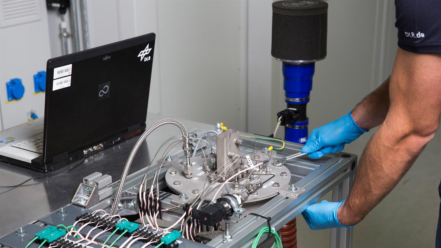 Test rig for the investigation of metallic latent heat accumulators