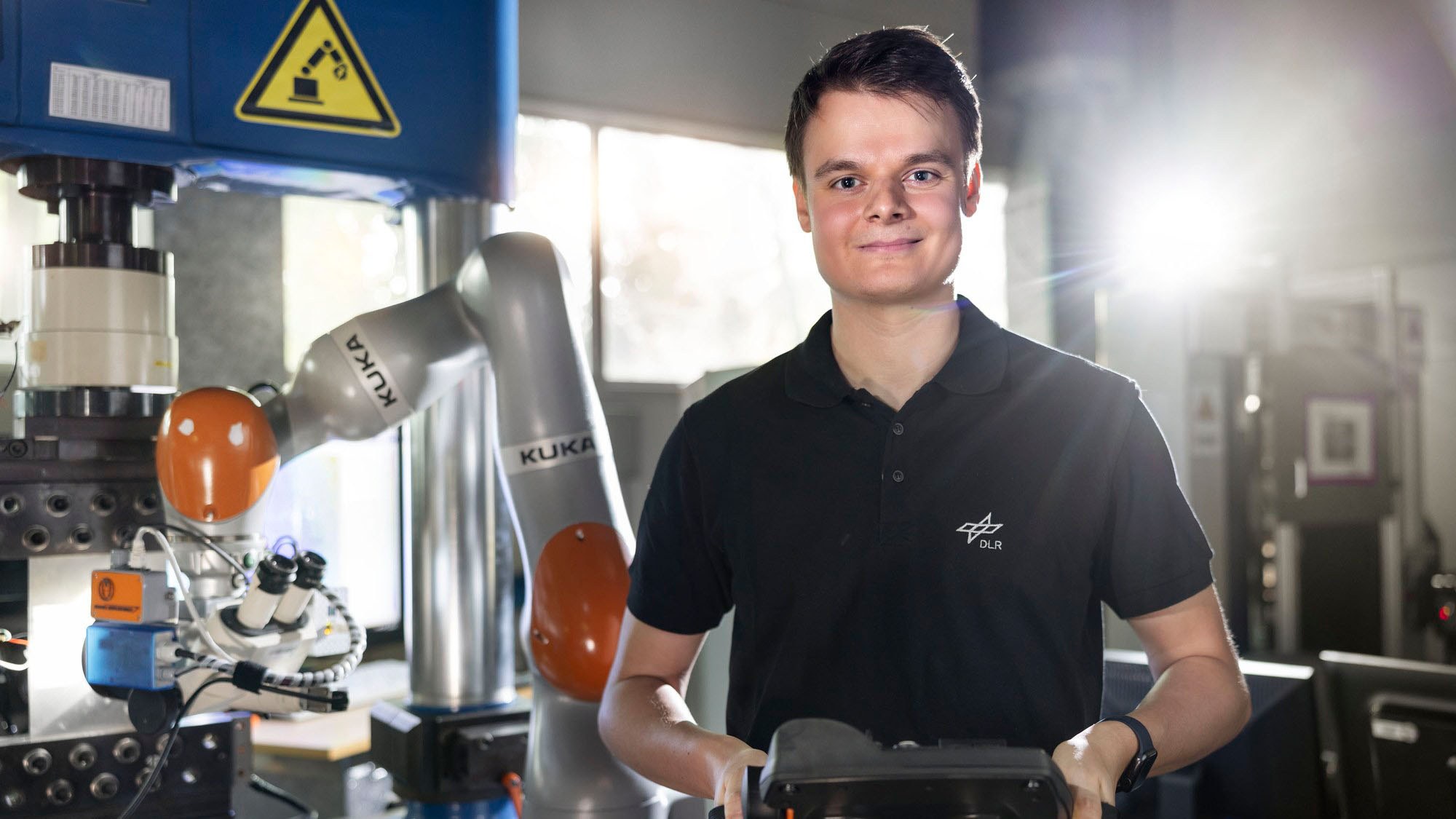 Robot-supported HR-DIC measuring system for crack propagation experiments