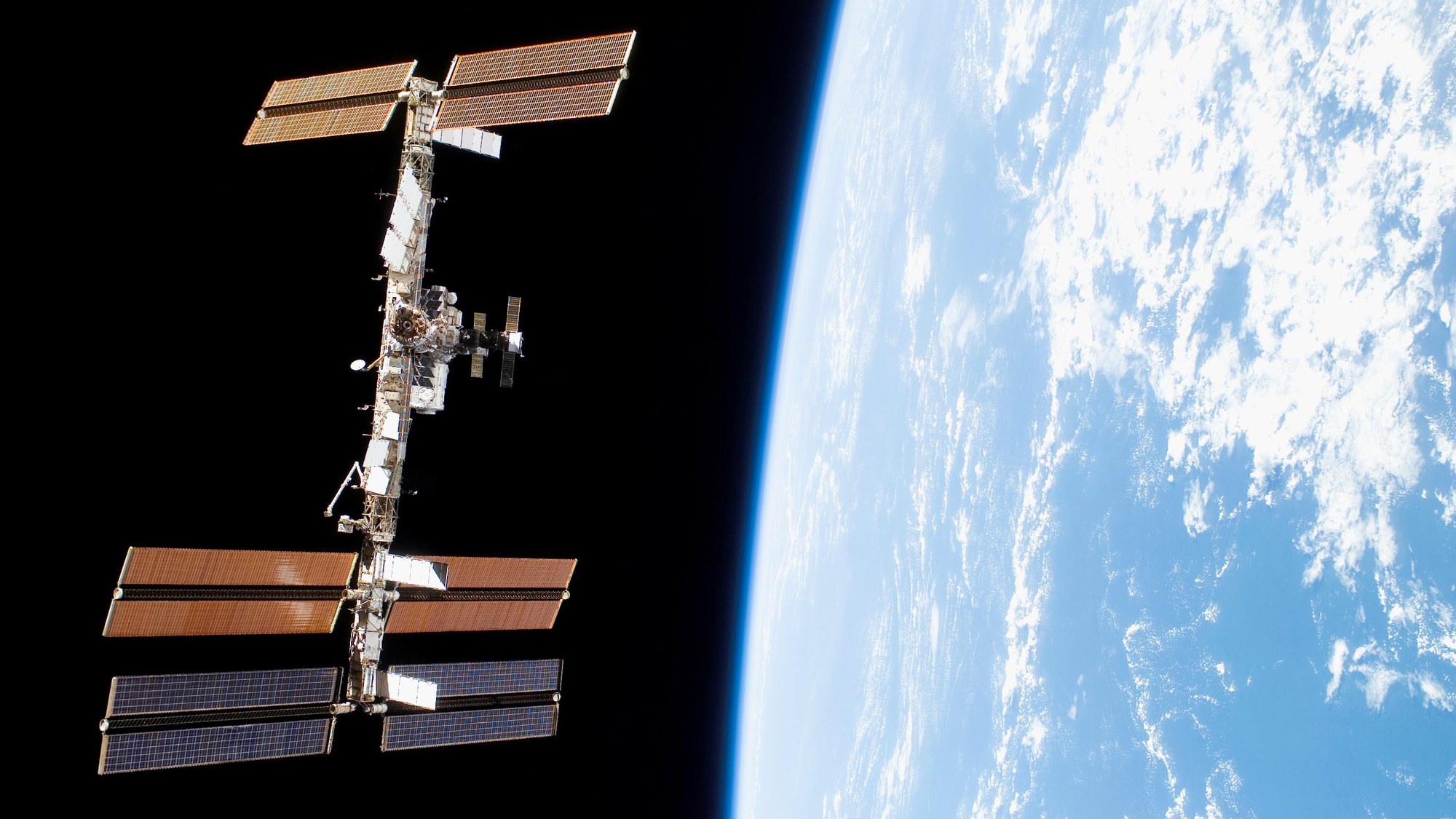 ISS with the blackness of space and Earth's horizon, November 2007
