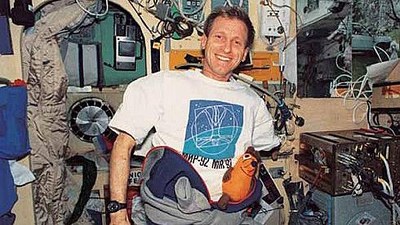 Klaus-Dietrich Flade with the mouse from 'Sendung mit der Maus' (Mouse TV)