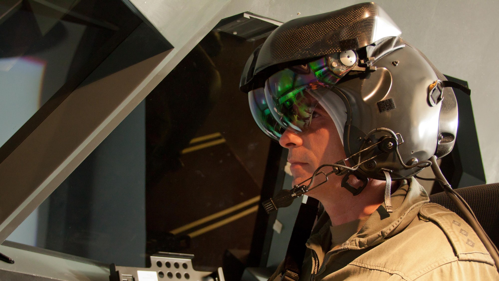 Helmet mounted display in the cockpit simulator