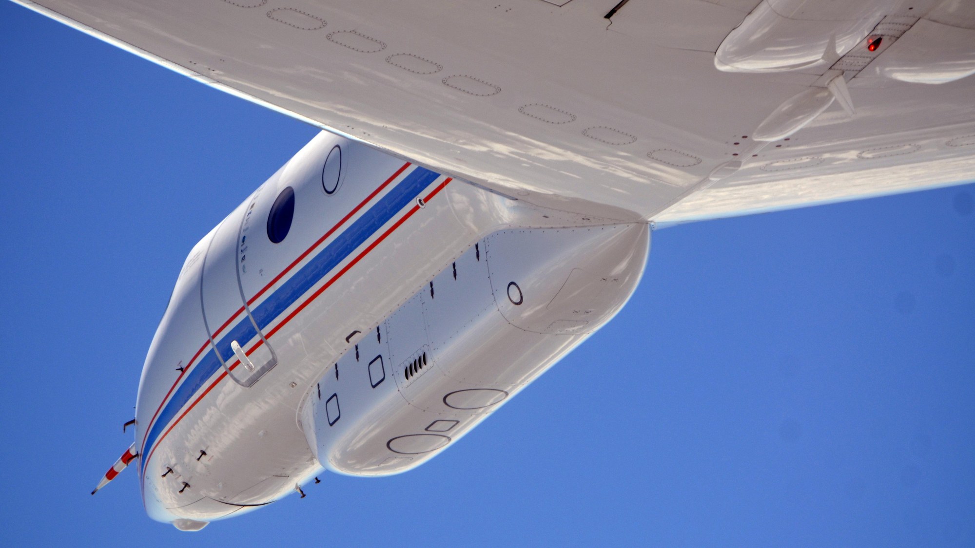 Flight with a belly pod