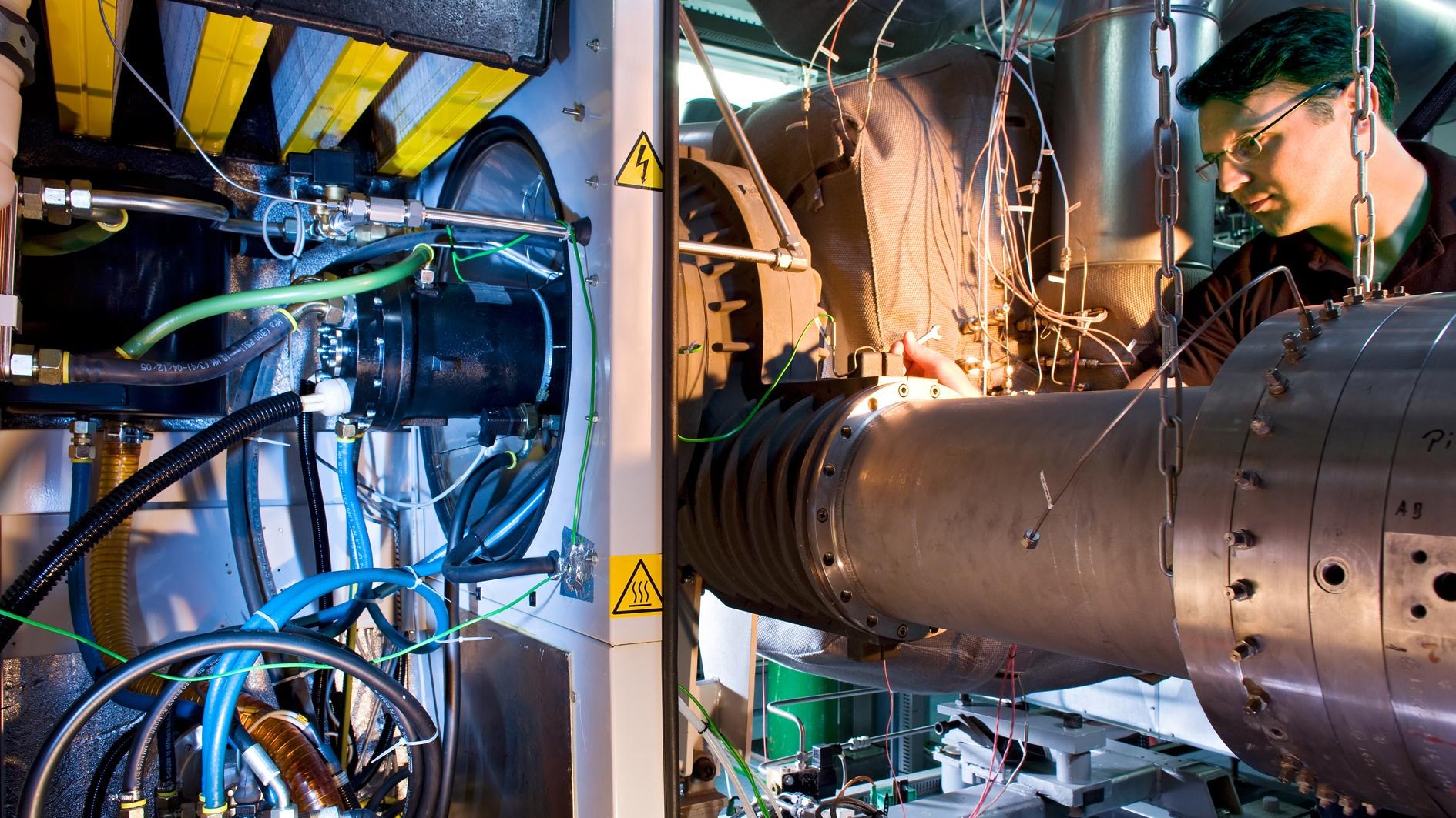 Micro gas turbine for decentralised energy supply