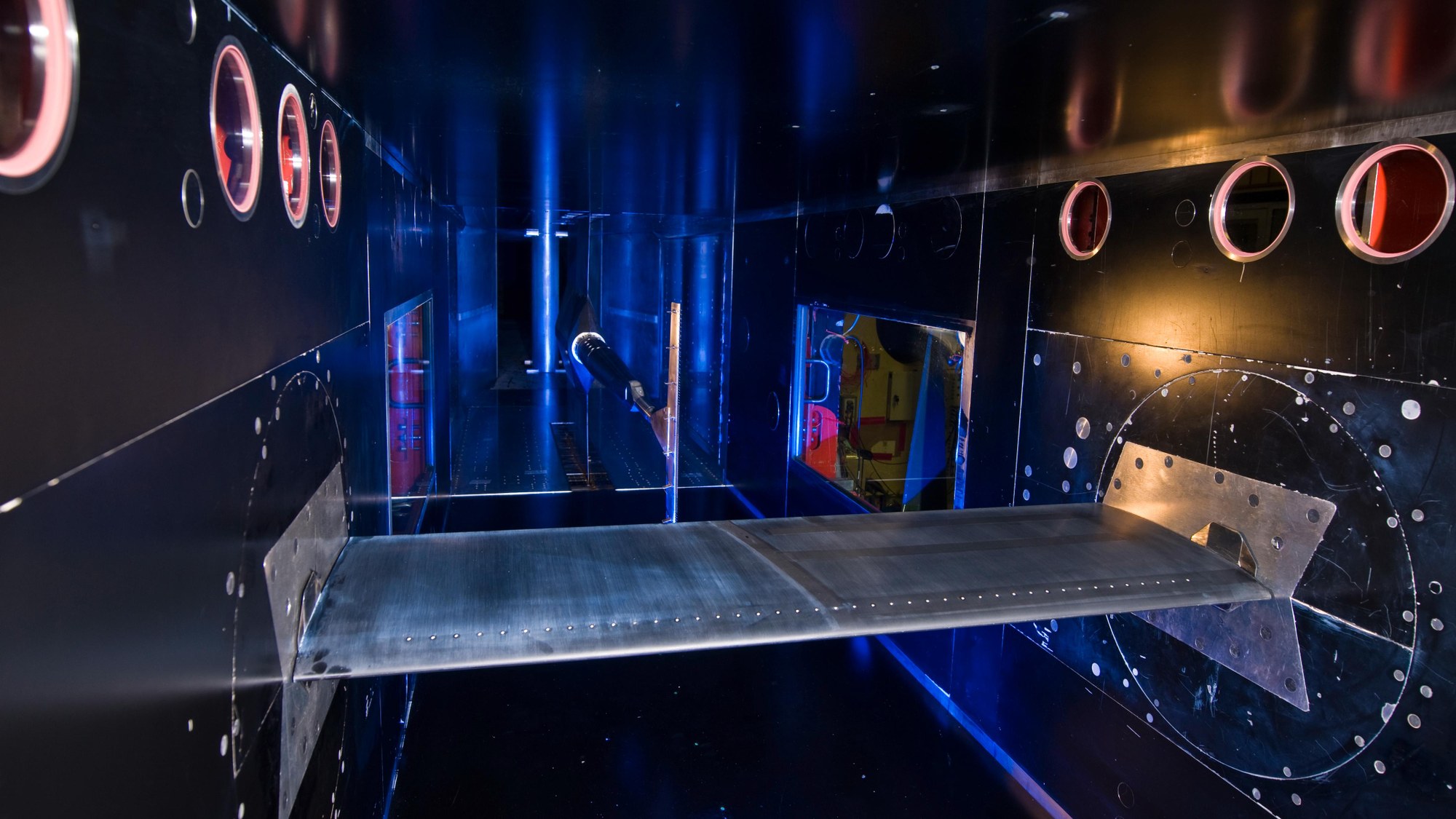 Model of a helicopter rotor blade in the wind tunnel