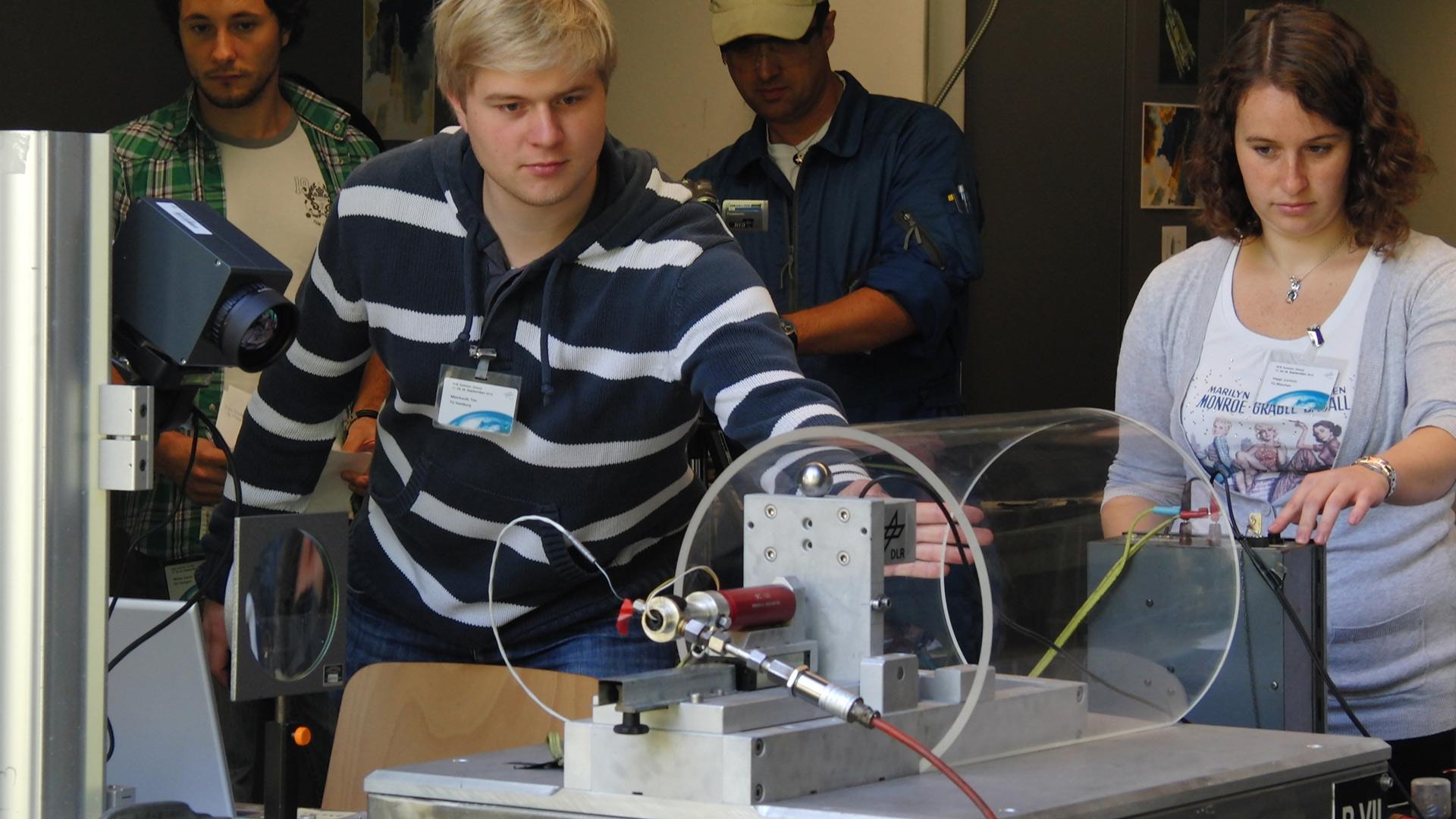 Bei der DLR_Summer_School sollen die Studenten selbst aktiv werden. Hier sind die Studenten bei letzten Vorbereitungen vor einem Raketentest.