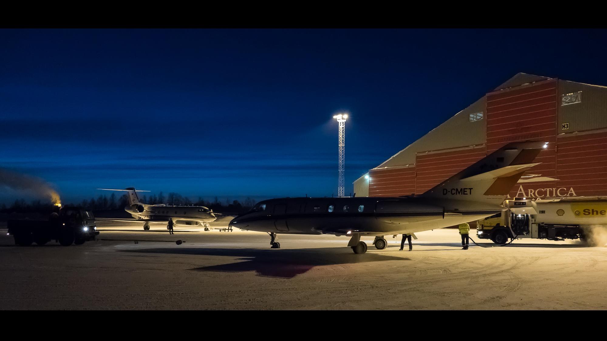 The HALO and Falcon research aircraft in front of the hangar in Kiruna