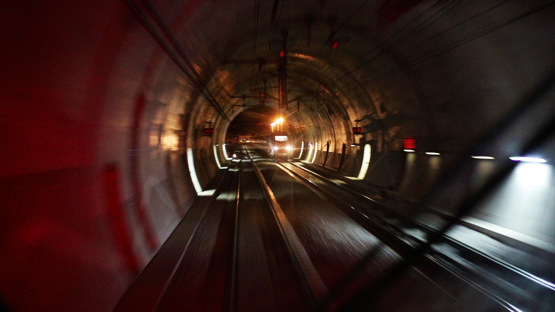 Pursuit in a high-speed train