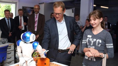 Governing Mayor of Berlin Michael Müller at the DLR_School_Lab Berlin
