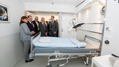 Professor Jens Jordan gives Jim Bridenstine a presentation of studies and applied research on how to keep astronauts healthy.