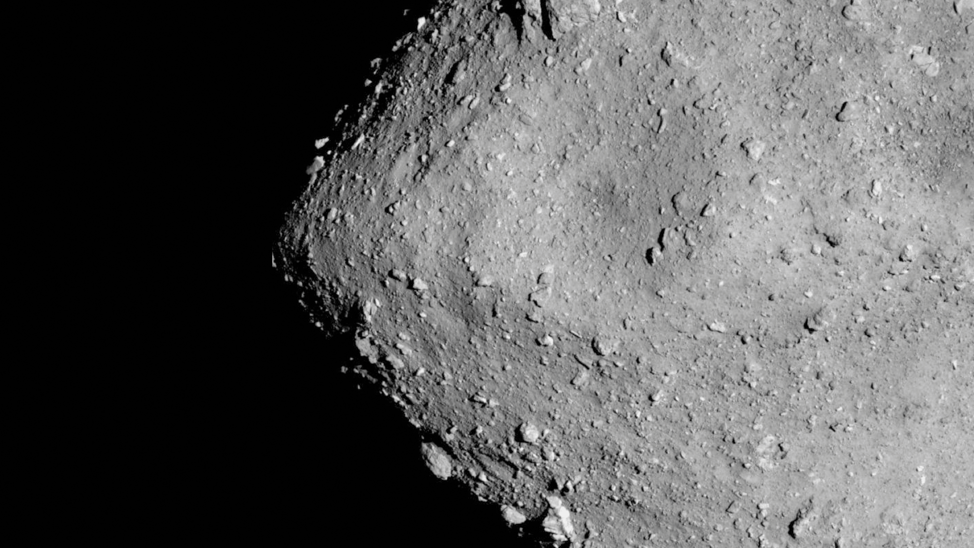 The asteroid Ryugu on the front cover of the 159 edition of DLRmagazine