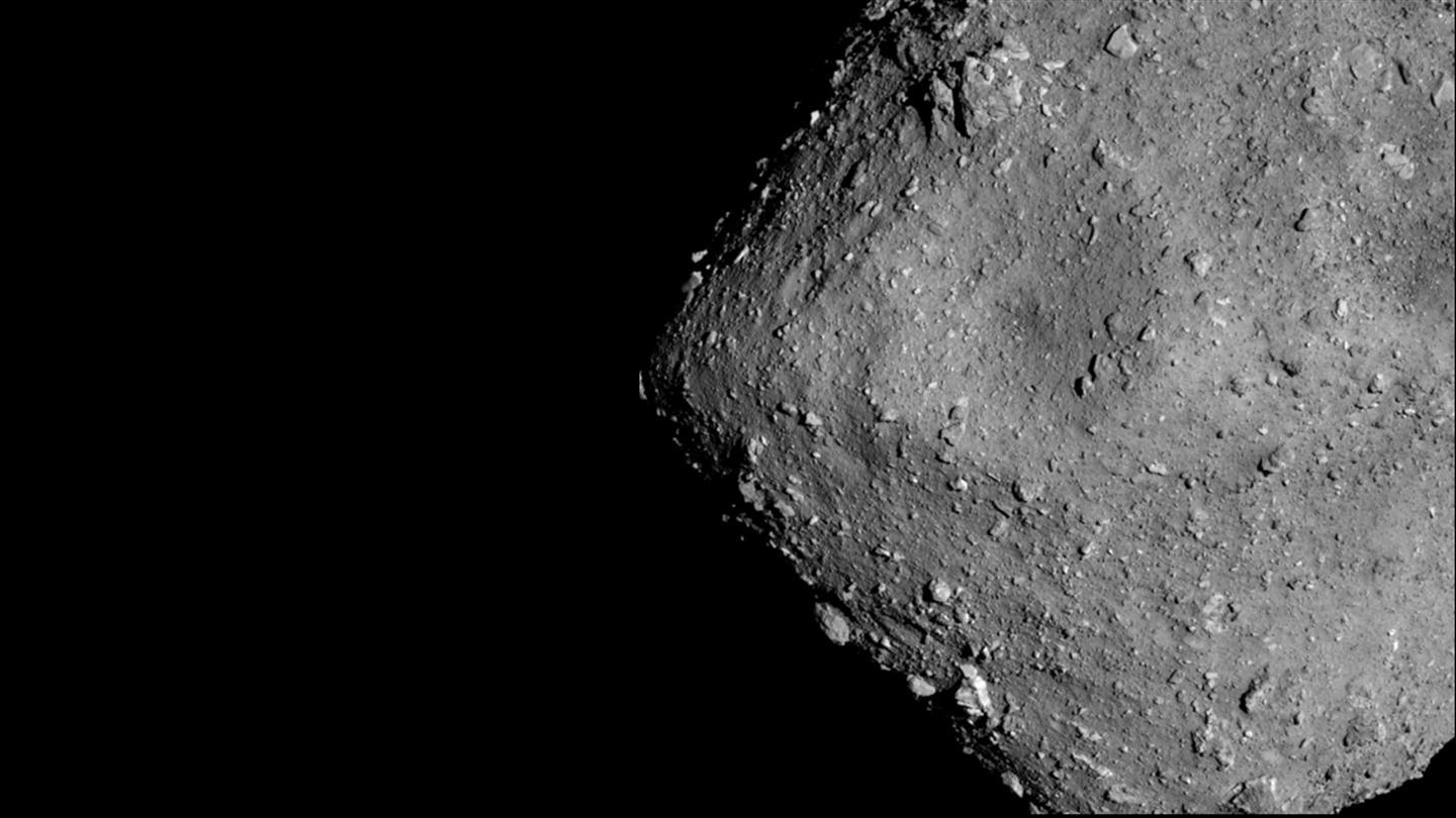 Image of the Ryugu asteroid from a distance of six kilometres