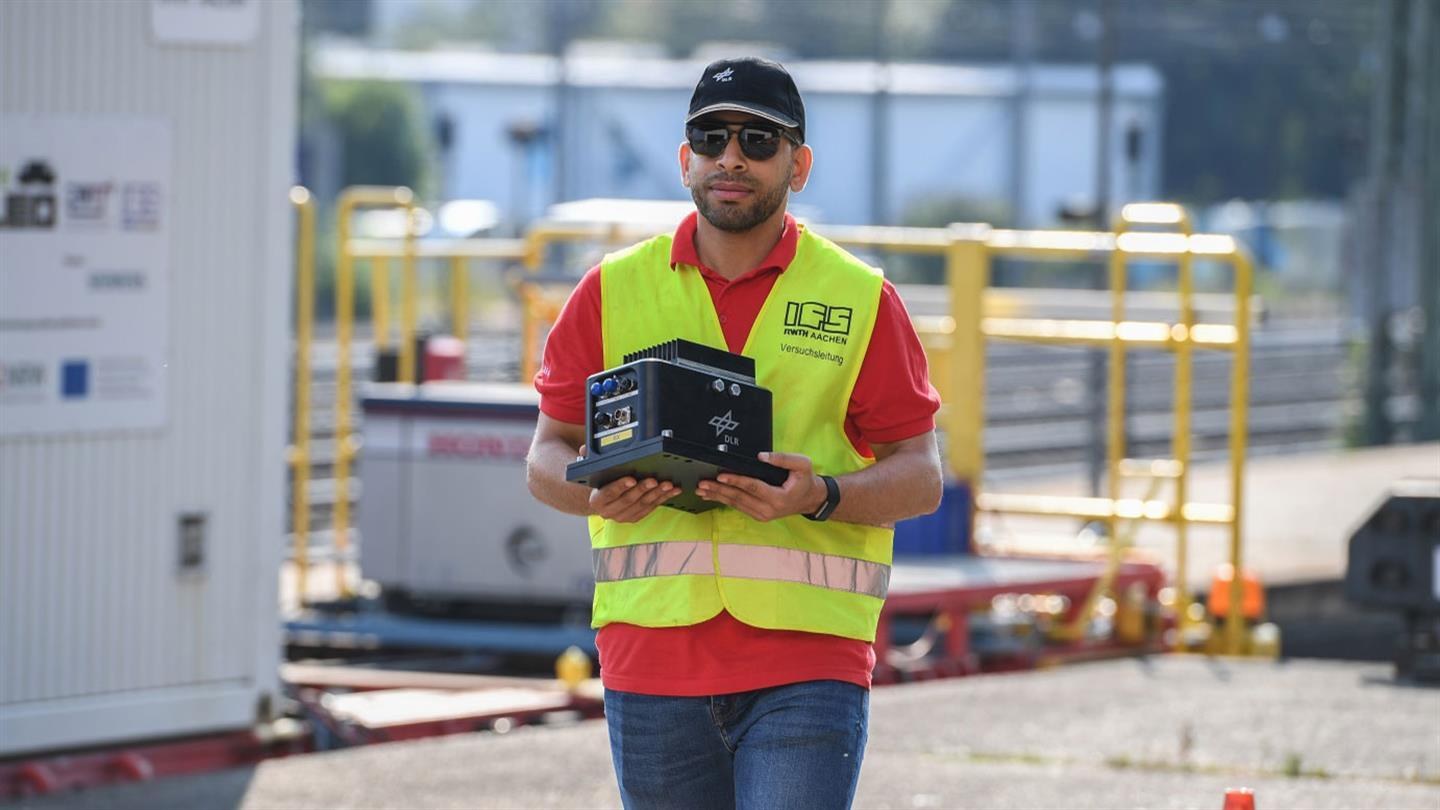 DLR study leader Mohammad Soliman with one of the newly developed millimetre-wave radio modules