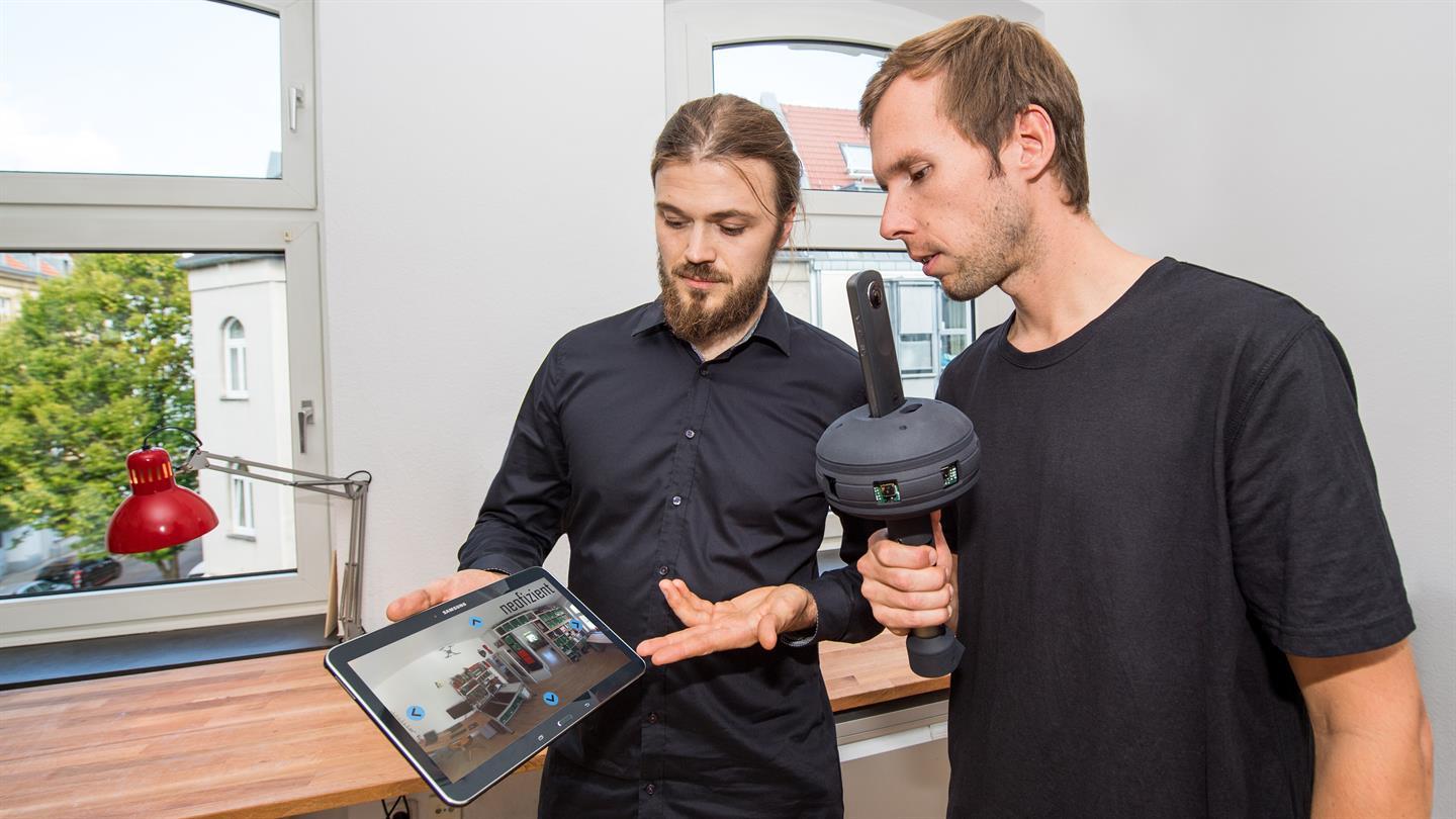 Silvan Siegrist and Arne Tiddens look at a tablet.