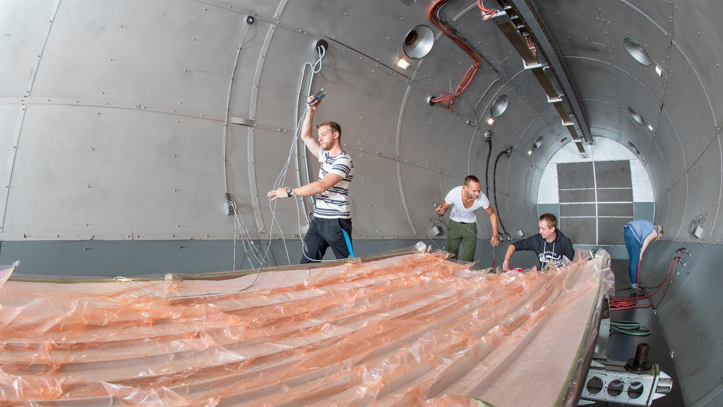 Integration of fibre Bragg sensors to identify deformation during the hardening process