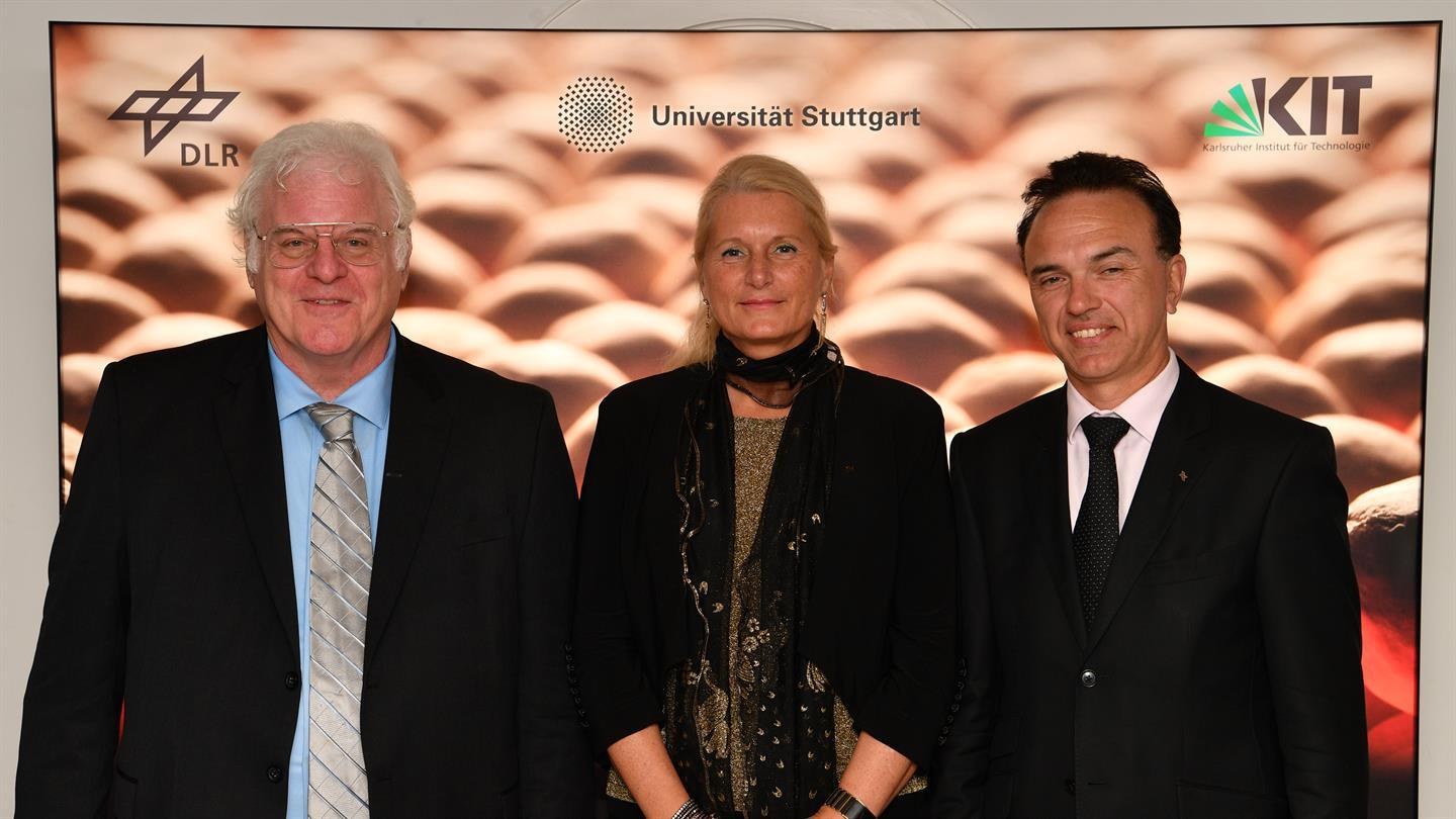 Nobel Laureate Robert Laughlin, Pascale Ehrenfreund, Chair of the DLR Executive Board and Andre Thess, Head of the DLR Institute of Engineering Thermodynamics.