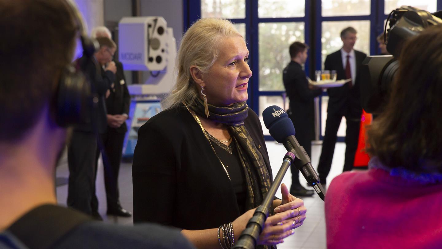 Pascale Ehrenfreund in discussion with the media