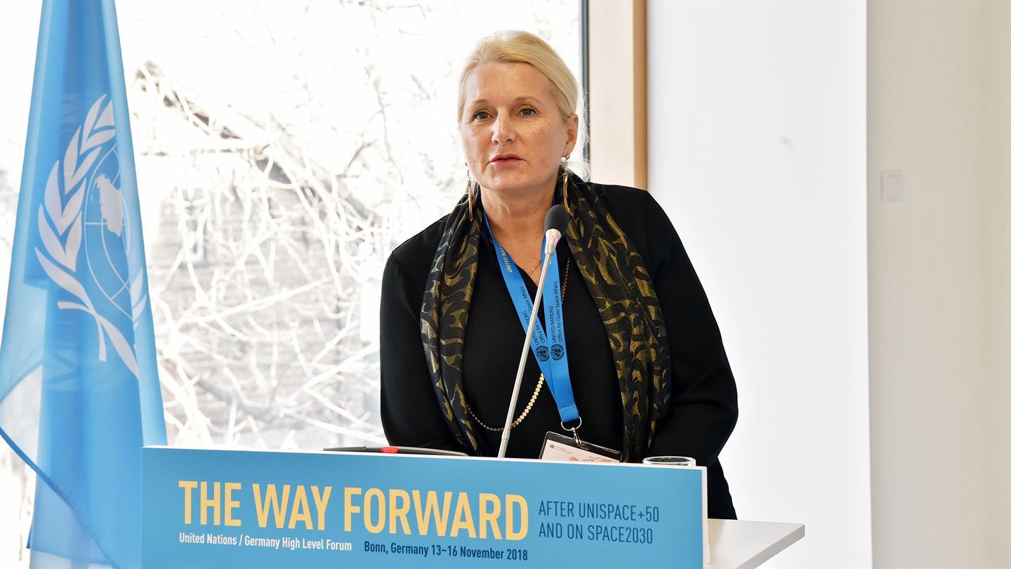 Pascale Ehrenfreund gives a speech