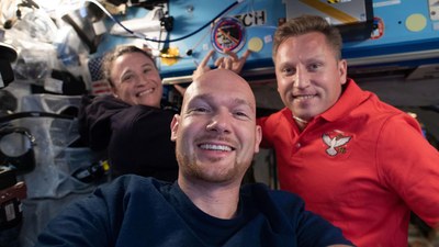 Selfie of Alexander Gerst with Serena Auñón-Chancellor and Sergei Prokopyev