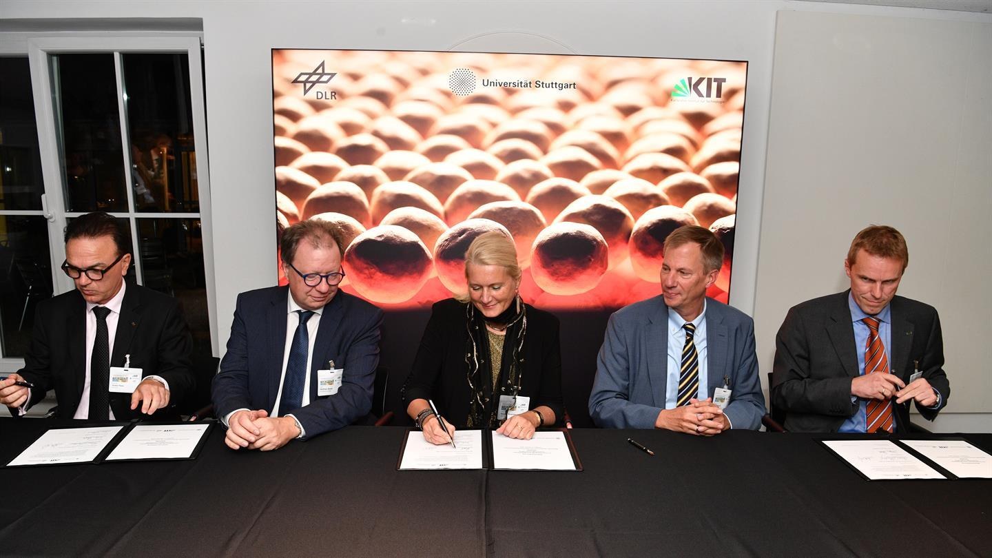 Andre Thess, Wolfram Ressel, Pascale Ehrenfreund, Oliver Kraft and Thomas Wetzel are signing the agreement.