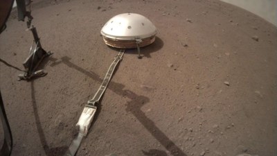 HP³ experiment to the left of the SEIS seismometerc