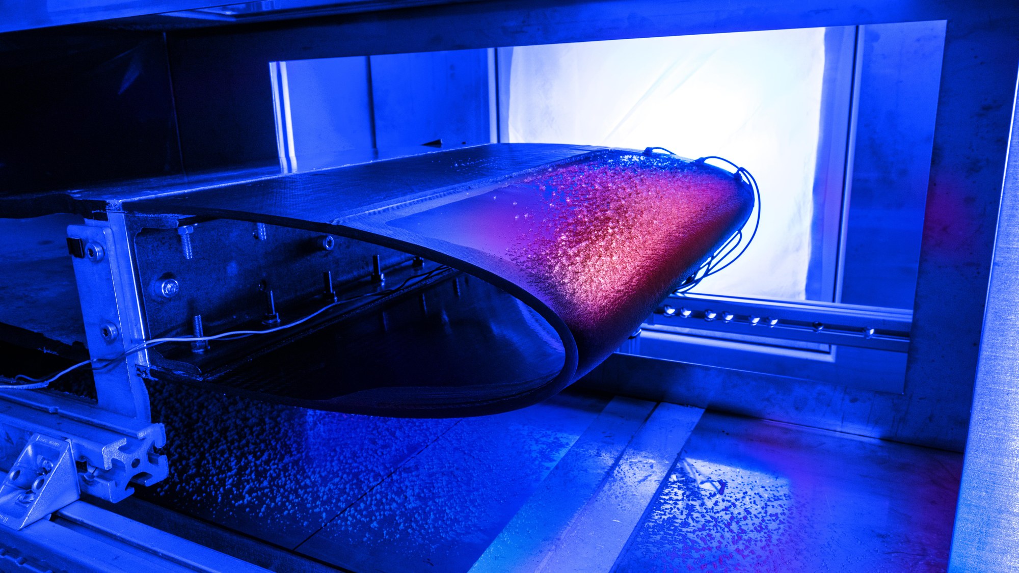 Side view of the de-icing test bench