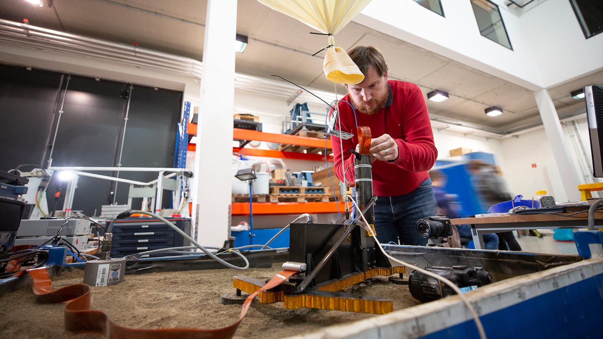 Mars ‘Mole’ - DLR engineer Torben Wippermann with the HP3 experimental set-up