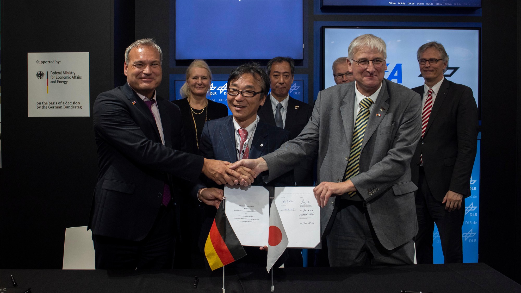 Signing of the cooperation agreement between JAXA and DLR